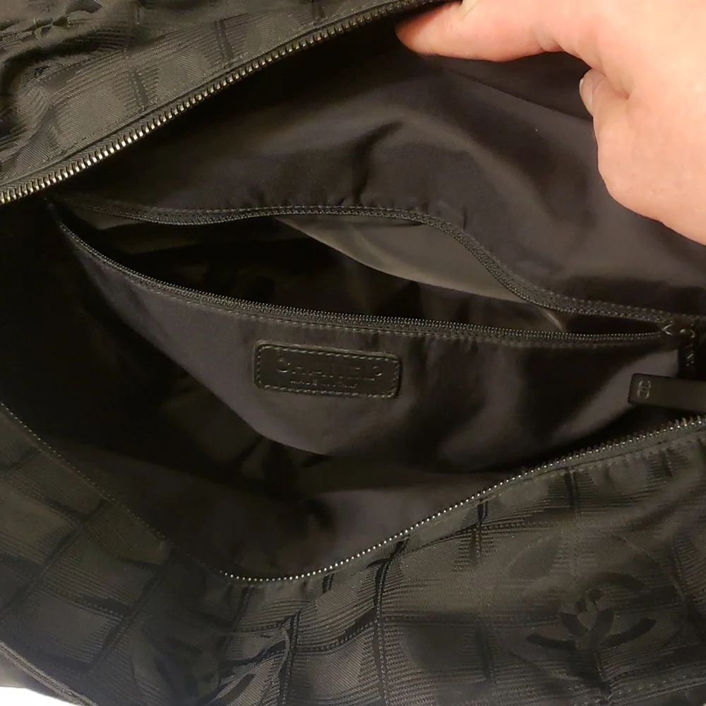 Chanel tote - Picture 9 of 17